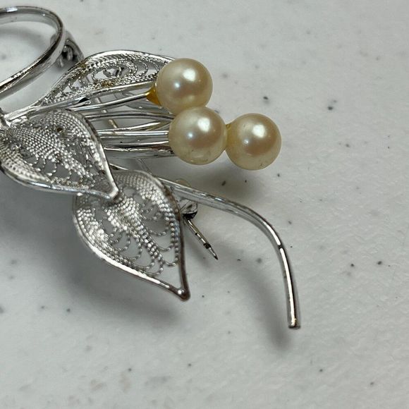 Vintage Brooch Silver Tone Leaf Filigree Scrollwork Faux Pearl Estate Floral Pin - Picture 5 of 10